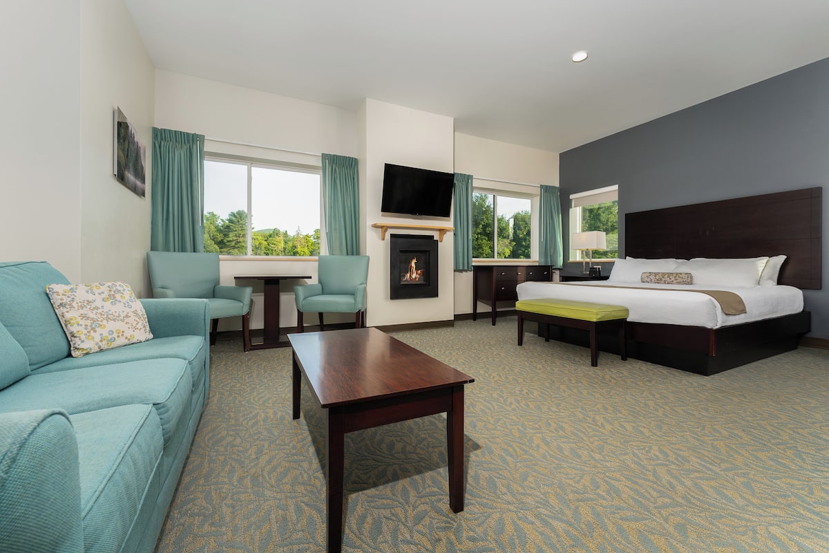 Deluxe Suite | Premium bedding, in-room safe, desk, blackout drapes