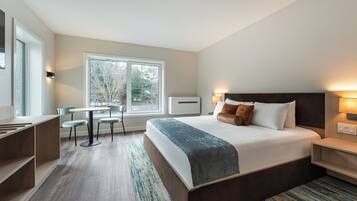 Ropa de cama de alta calidad y caja de seguridad en la habitación