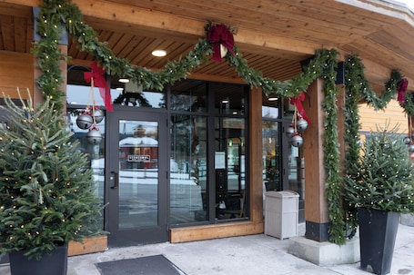 Exterior. Sun & Ski Inn And Suites