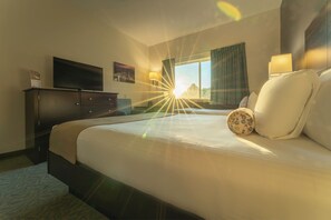 Premium bedding, in-room safe, desk, blackout curtains - Sun & Ski Inn And Suites (Stowe)