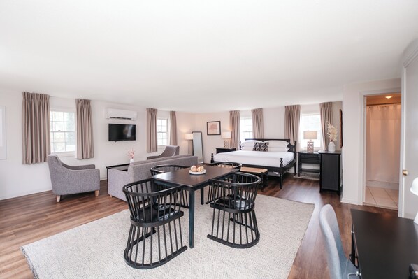 Deluxe-Suite, 1 King-Bett | Bügeleisen/Bügelbrett, kostenlose Babybetten, kostenloses WLAN