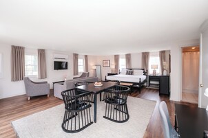 Deluxe Suite, 1 King Bed | Iron/ironing board, free cribs/infant beds, free WiFi, bed sheets