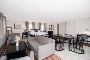 デラックス スイート キングベッド 1 台 | アイロン / アイロン台、ベビーベッド (無料)、WiFi (無料)、ベッドシーツ