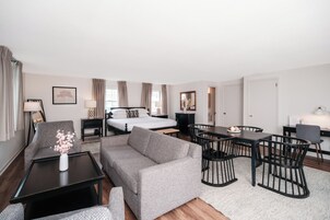 Deluxe Suite, 1 King Bed | Iron/ironing board, free cribs/infant beds, free WiFi, bed sheets