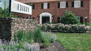 Un edificio de ladrillo con un letrero que dice "The Ellery".