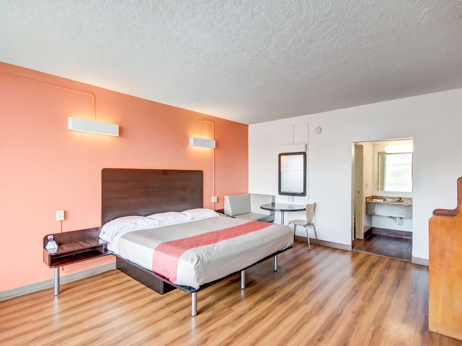 Een bureau, een strijkplank/strijkijzer, gratis wifi, beddengoed