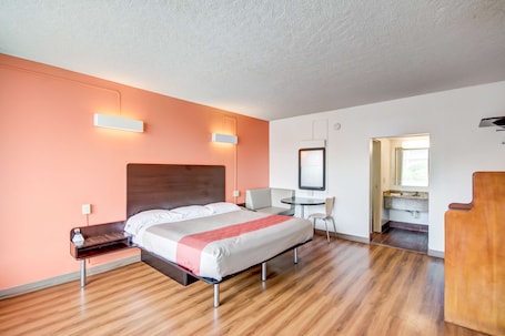 Escritorio, tabla de planchar con plancha, wifi gratis y ropa de cama . Motel 6 Somerset, KY