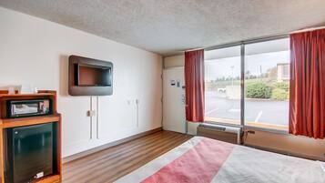 Työpöytä, silitysrauta/-lauta, ilmainen Wi-Fi, vuodevaatteet