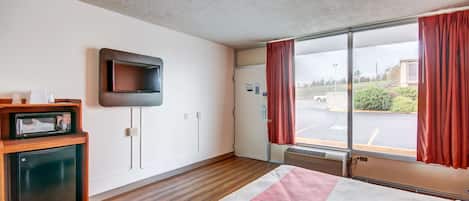 Skrivebord, strykejern/-brett, wi-fi (inkludert) og sengetøy