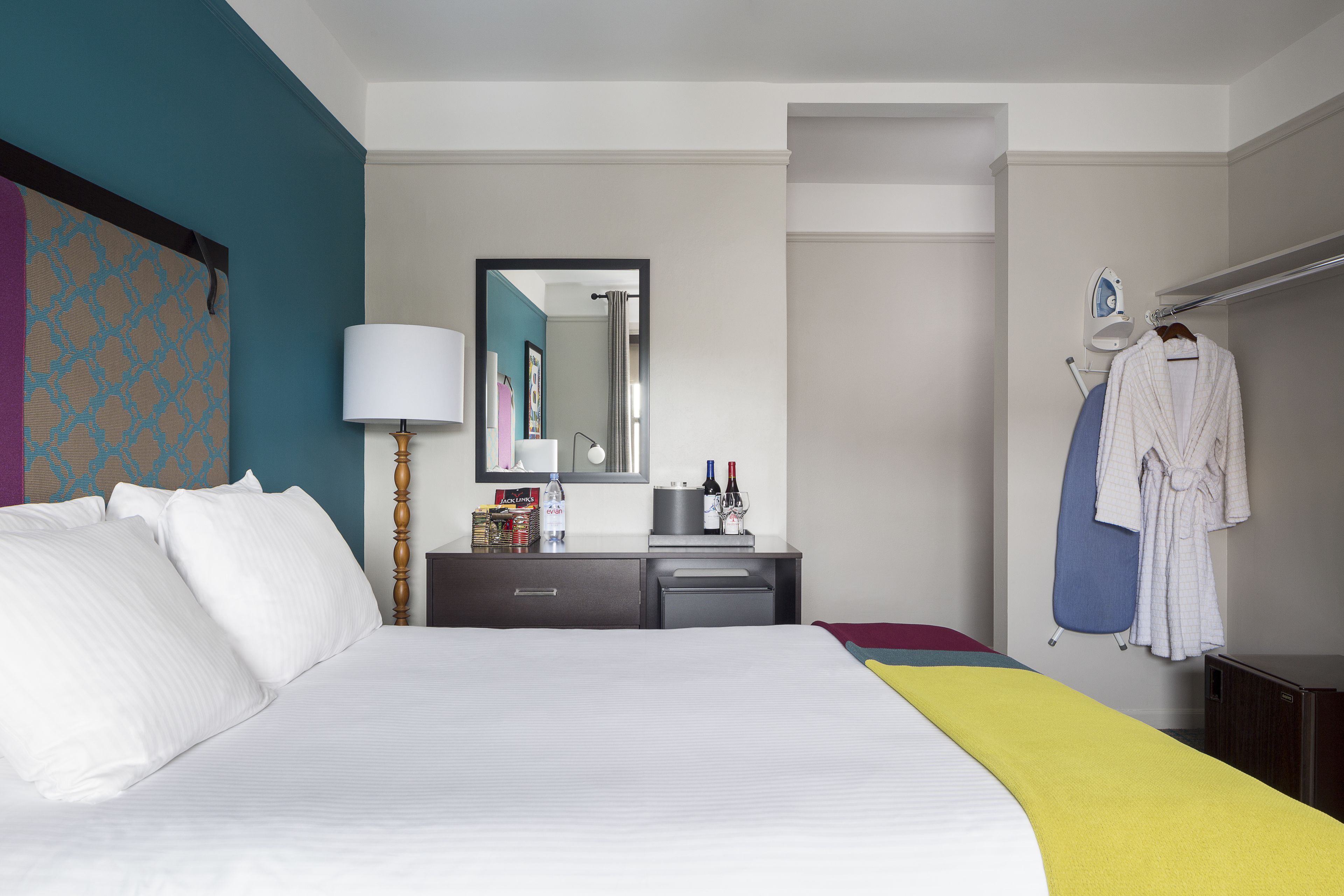 standard room, 1 queen bed | 1 bedroom, premium bedding, minibar, in-room safe
