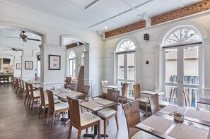 供應早餐、午餐和晚餐，伊斯蘭料理