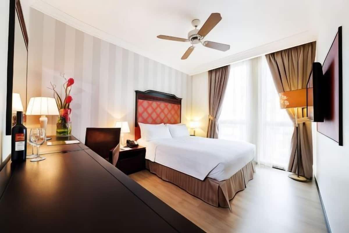 1 bedroom, premium bedding, in-room safe, desk