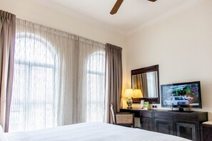 Premium bedding, in-room safe, desk, laptop workspace