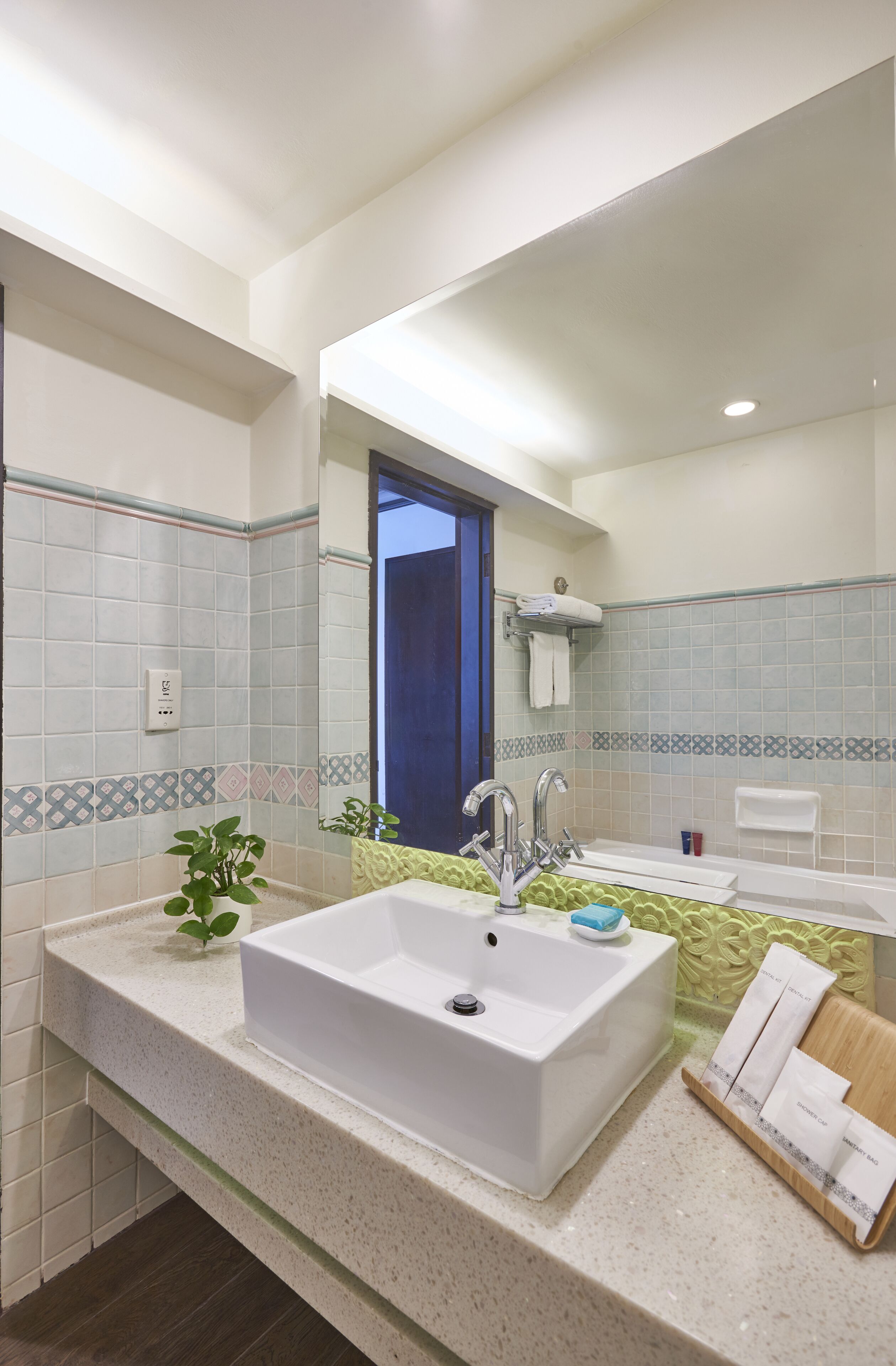 Un baño moderno con un lavamanos grande blanco, un espejo y una bañera.