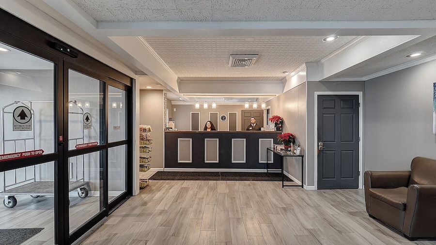 Eastlake Suites Hotel & Conference Center By OYO Urbana