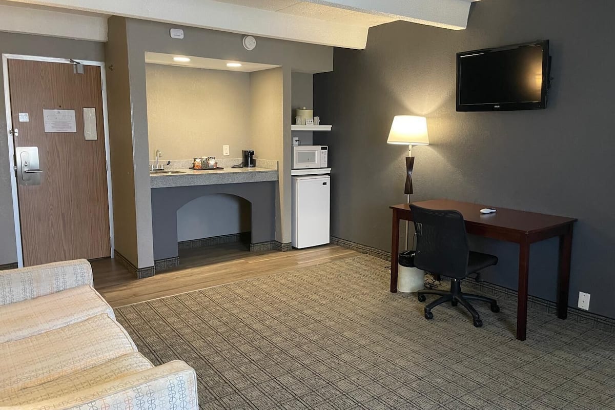 suite, 1 king bed | 1 bedroom, premium bedding, down duvets, pillow-top beds