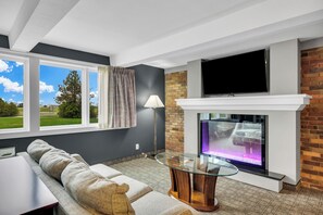 Honeymoon Suite | Premium bedding, down duvets, pillow-top beds, in-room safe