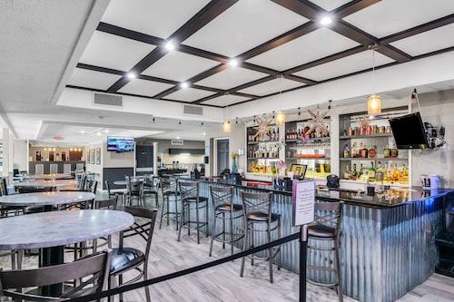 Eastlake Suites Hotel & Conference Center By OYO Urbana