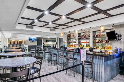 烏爾巴納東湖套房會議中心飯店