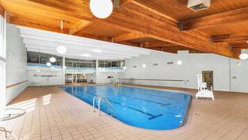 Piscine couverte, chaises longues
