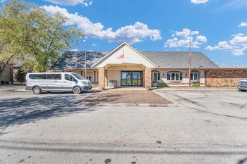 Eastlake Suites Hotel & Conference Center By OYO Urbana