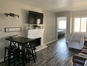 Condo, 2 habitaciones (103) | Área de sala de estar | Televisión LCD y chimenea