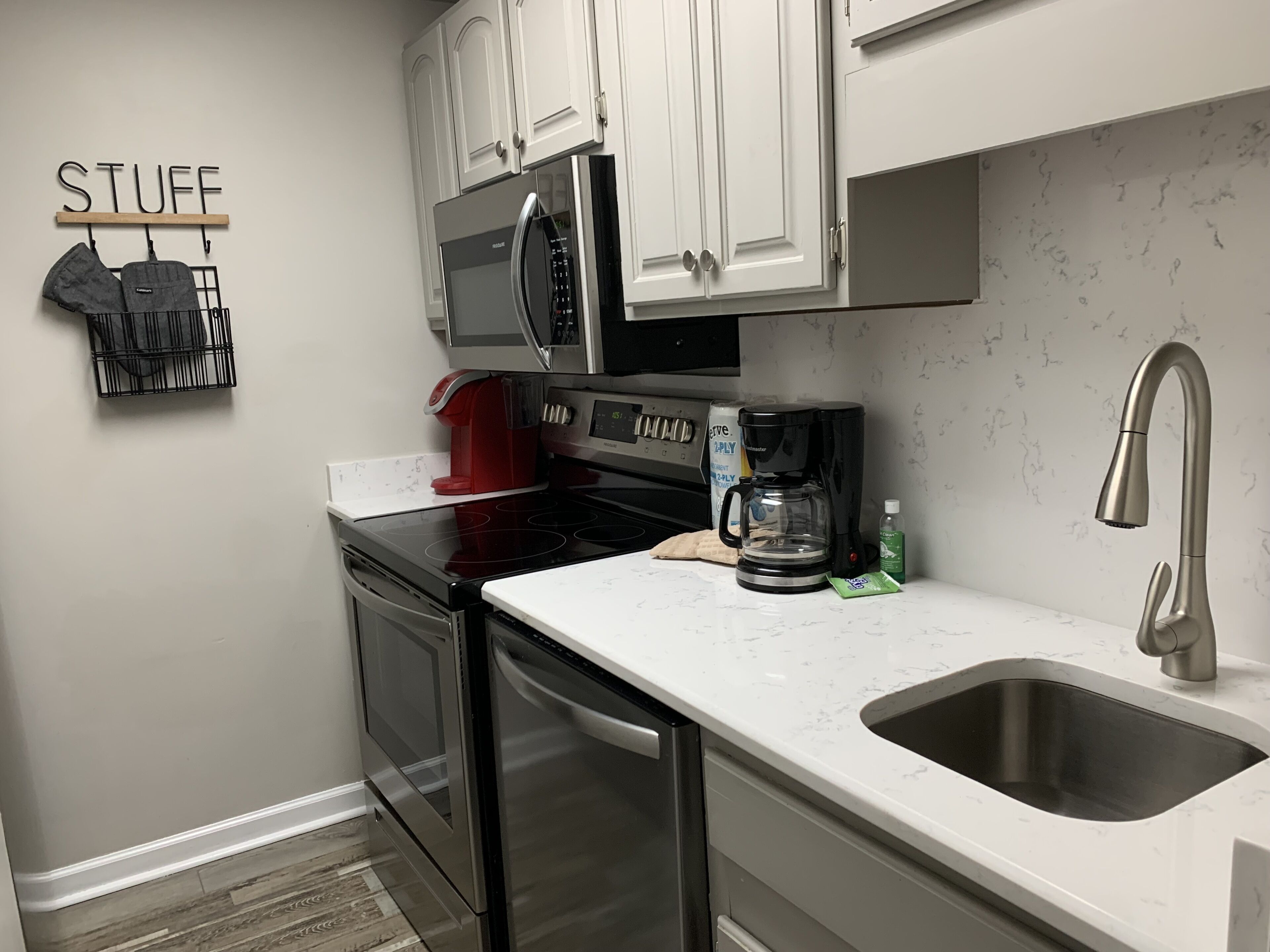 Condo, 2 Bedrooms (103) | Private kitchen | Fridge, microwave, oven, stovetop