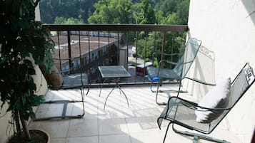 Condo, 2 Bedrooms (408) | Balcony