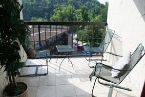 Condo, 2 Bedrooms (408) | Balcony