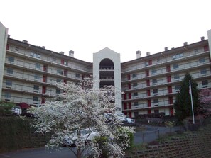 A multi-story apartment building with a central archway. - Gatlinburg Chateau Rentals (Gatlinburg)