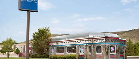 A Travelodge by Wyndham with a retro diner-style exterior.
