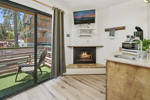 Chambre Standard, 2 grands lits, balcon, vue jardin | Coin séjour