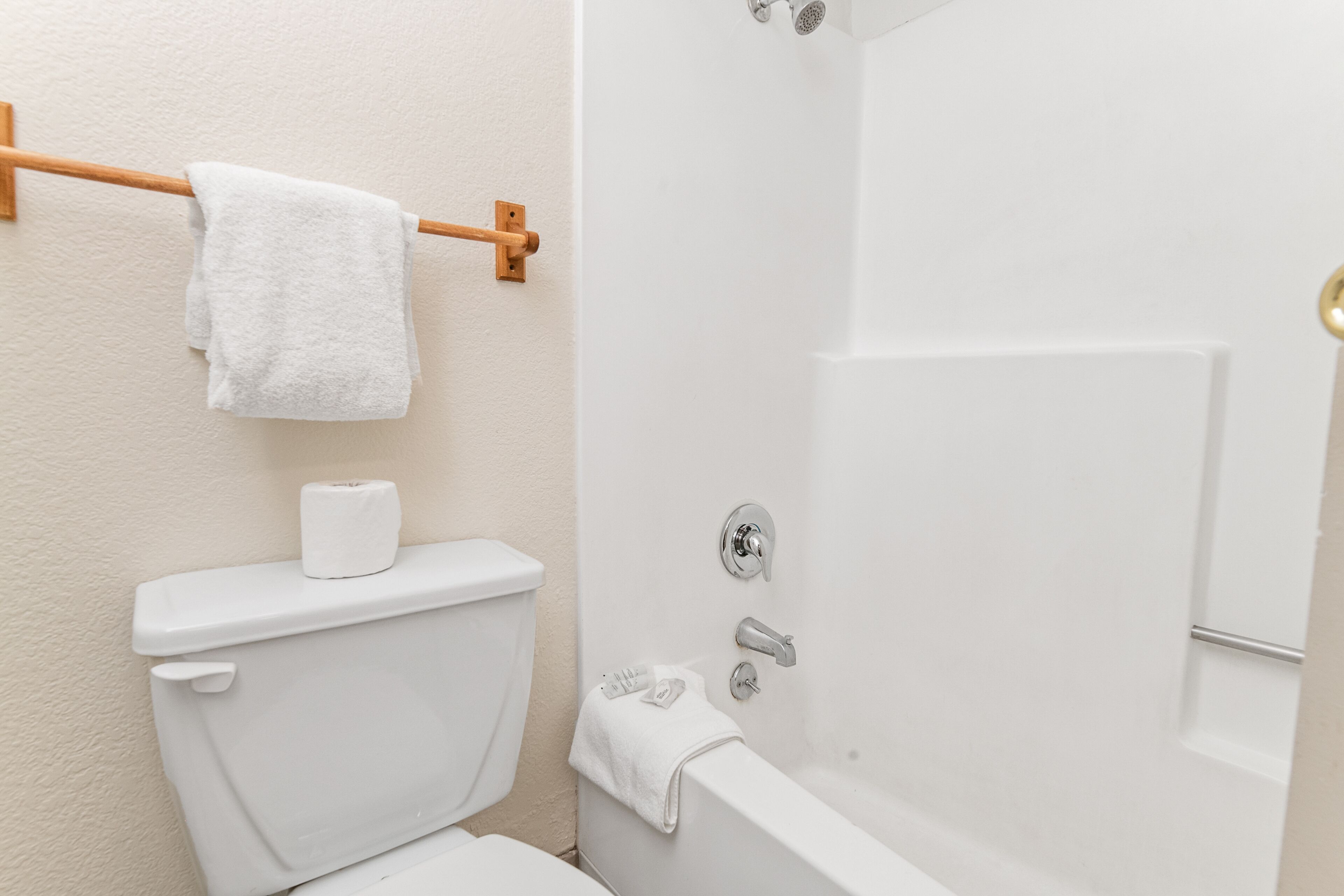Un baño con inodoro, toallero y bañera.