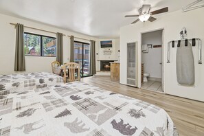 Standardzimmer, 2 Queen-Betten, Balkon, Gartenblick | Wohnbereich | Fernseher, Kamin