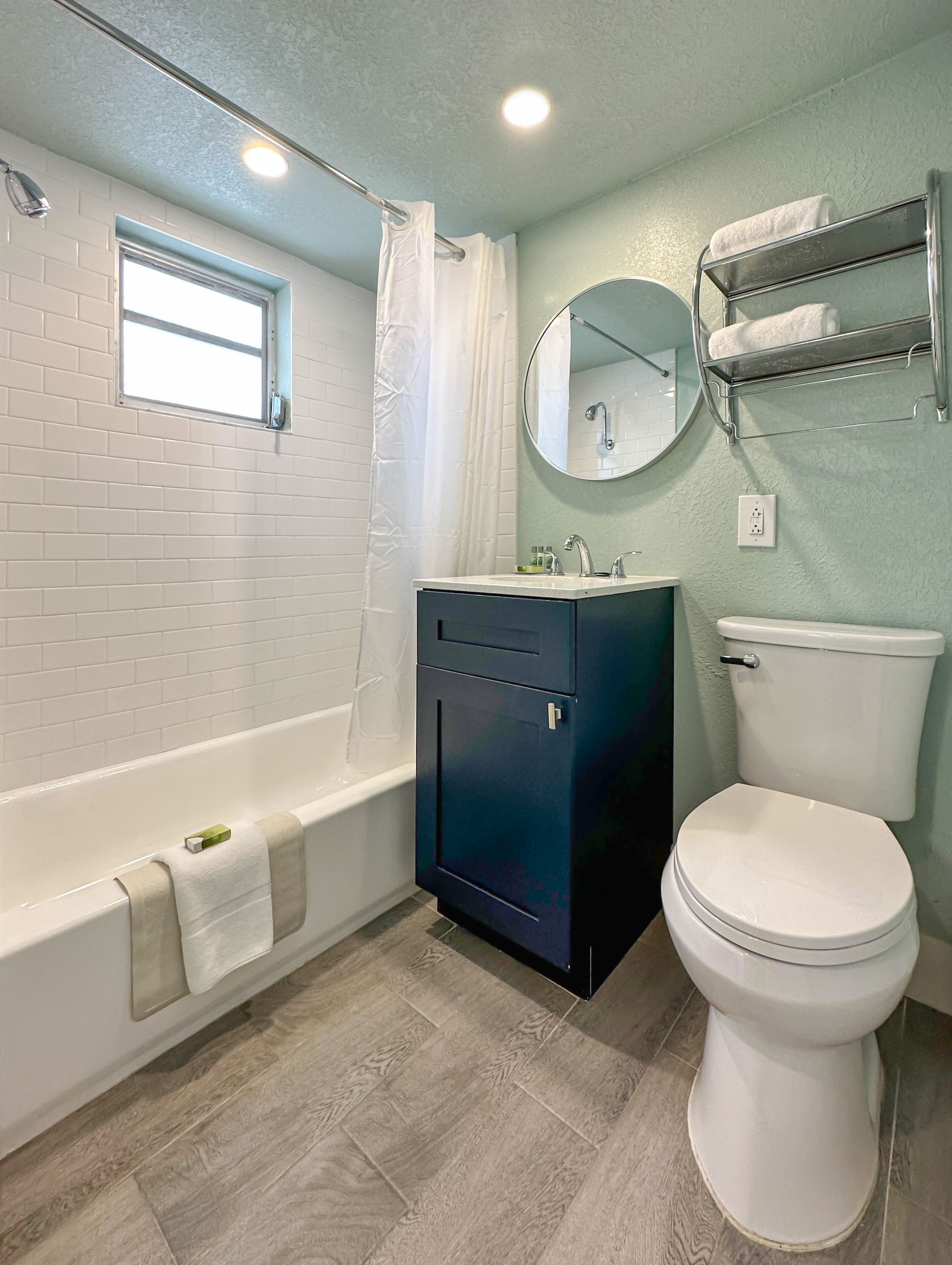 combined shower/bathtub, hair dryer, towels