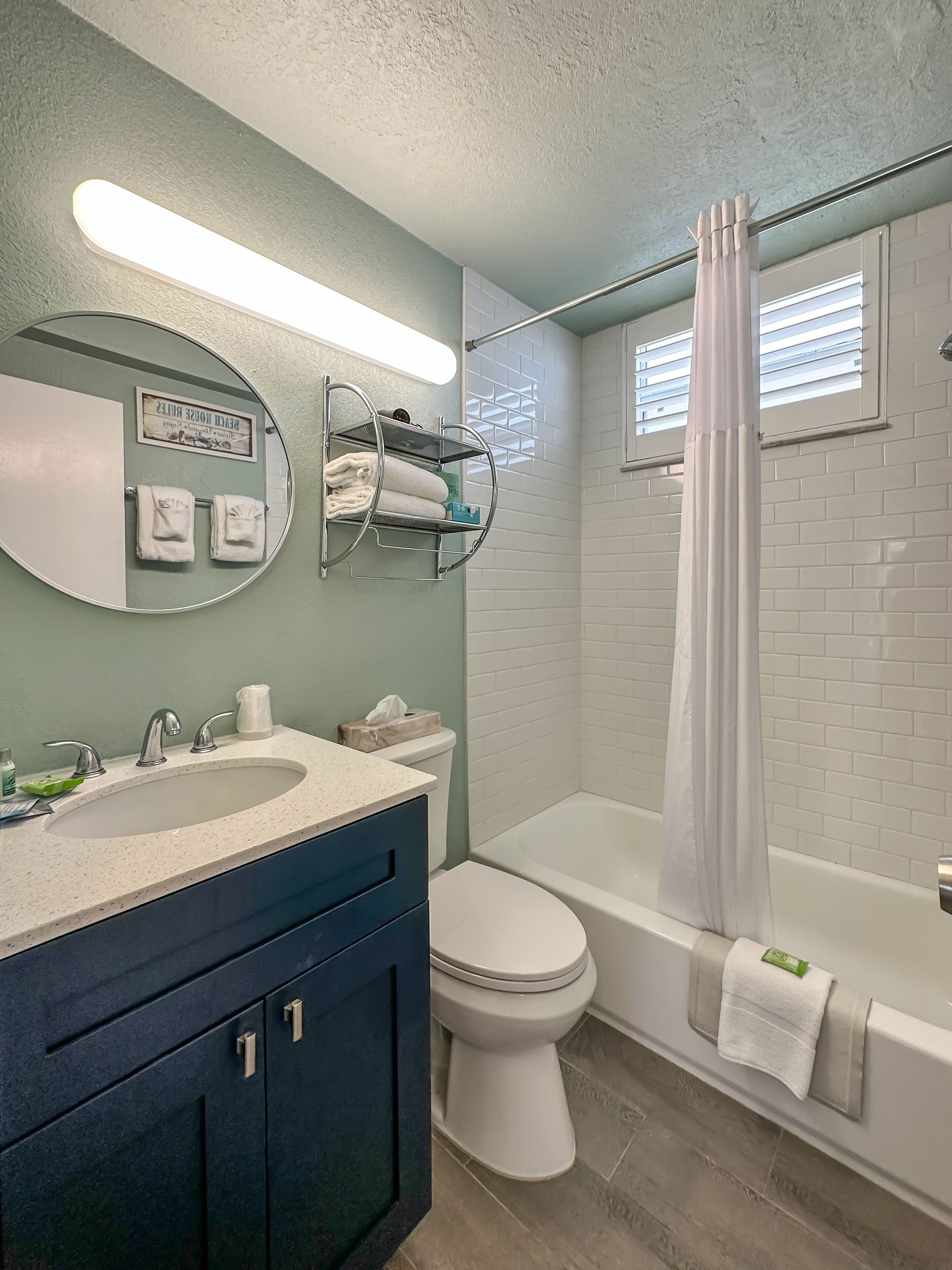 combined shower/bathtub, hair dryer, towels