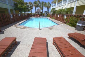 Piscine extérieure, chaises longues