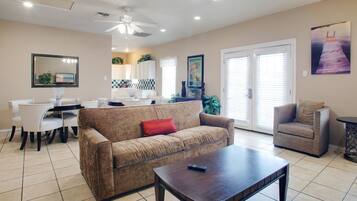 Condo, 2 Bedrooms, 2nd Floor | Oleskelualue | 32–tuumainen taulutelevisio, jossa satelliittikanavat