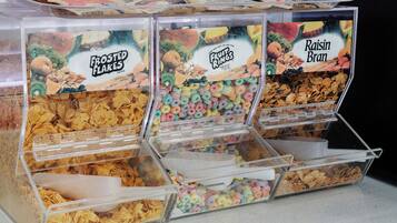 Exhibición de cereales con Zucaritas, Aros de Frutas y Bran Raisin.