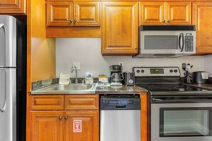 Suite, Non Smoking (2 Double Beds) | Private kitchen | Full-size fridge, microwave, oven, stovetop