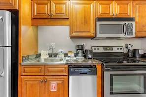 Suite, Non Smoking (2 Double Beds) | Private kitchen | Full-size fridge, microwave, oven, stovetop
