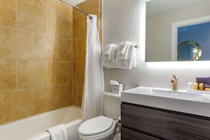 Combined shower/tub, free toiletries, hair dryer, towels