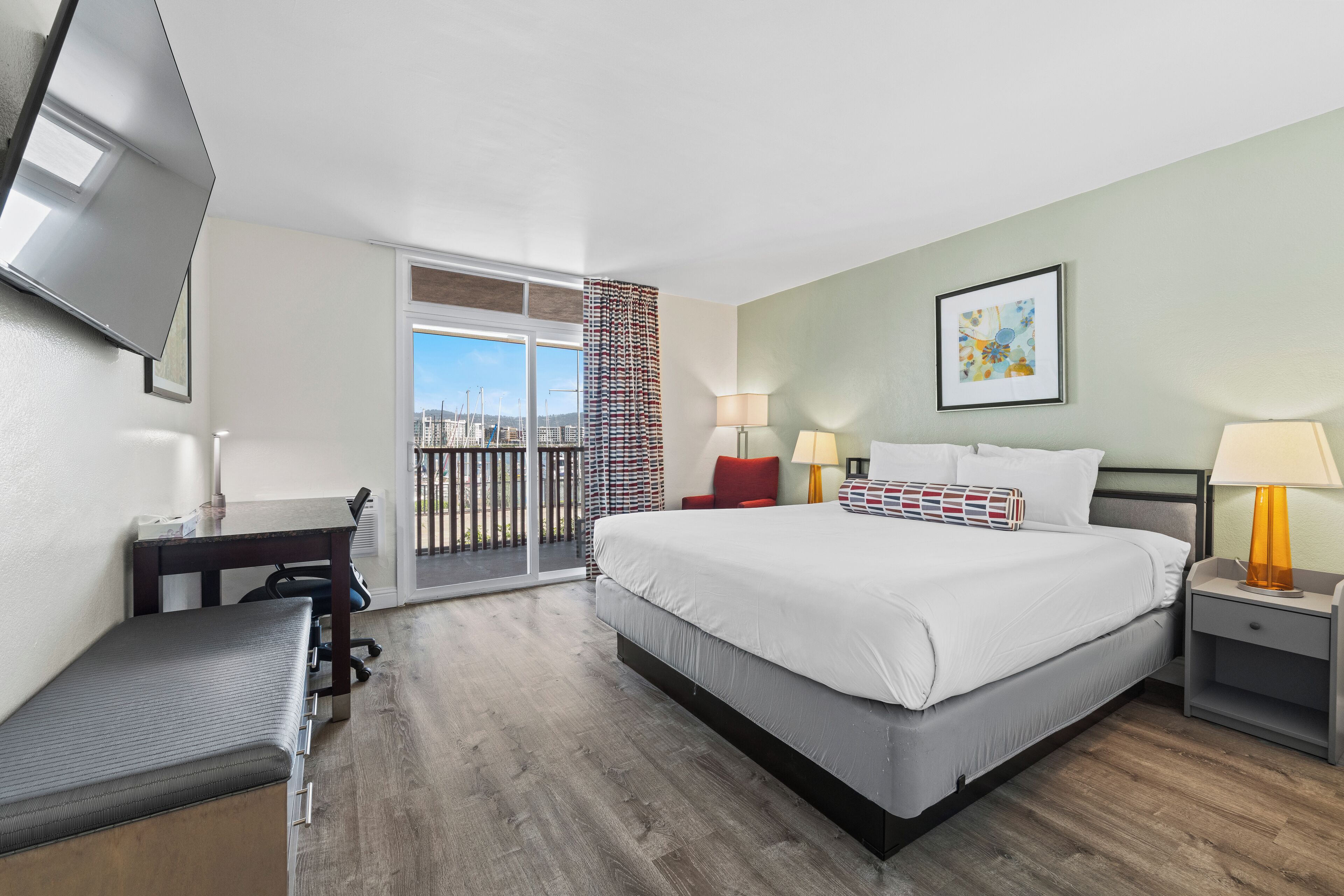  أغطية فراش متميزة وألحفة محشوة بالريش ومكتب ومكواة/لوح كي