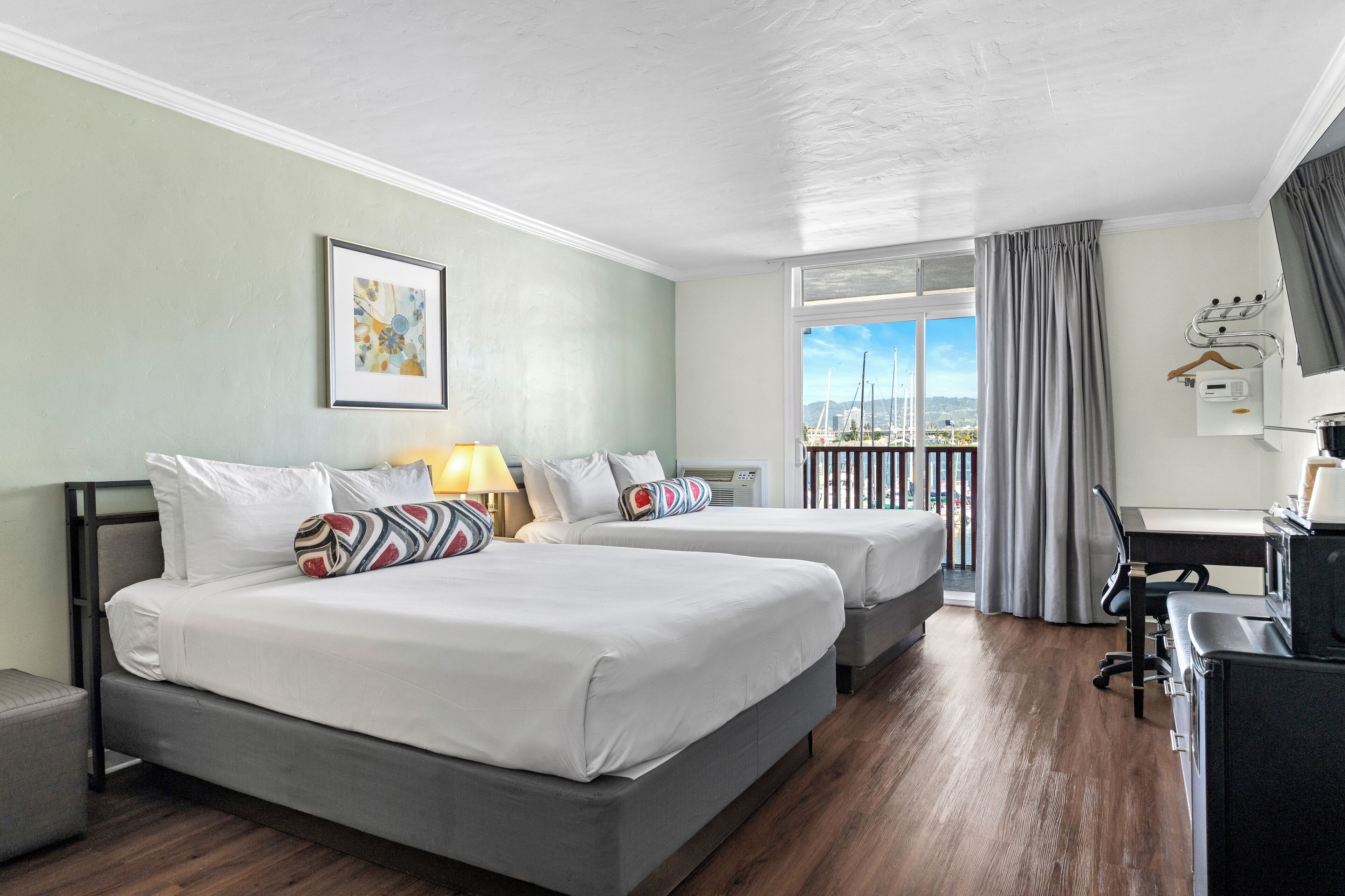 أغطية فراش متميزة وألحفة محشوة بالريش ومكتب ومكواة/لوح كي