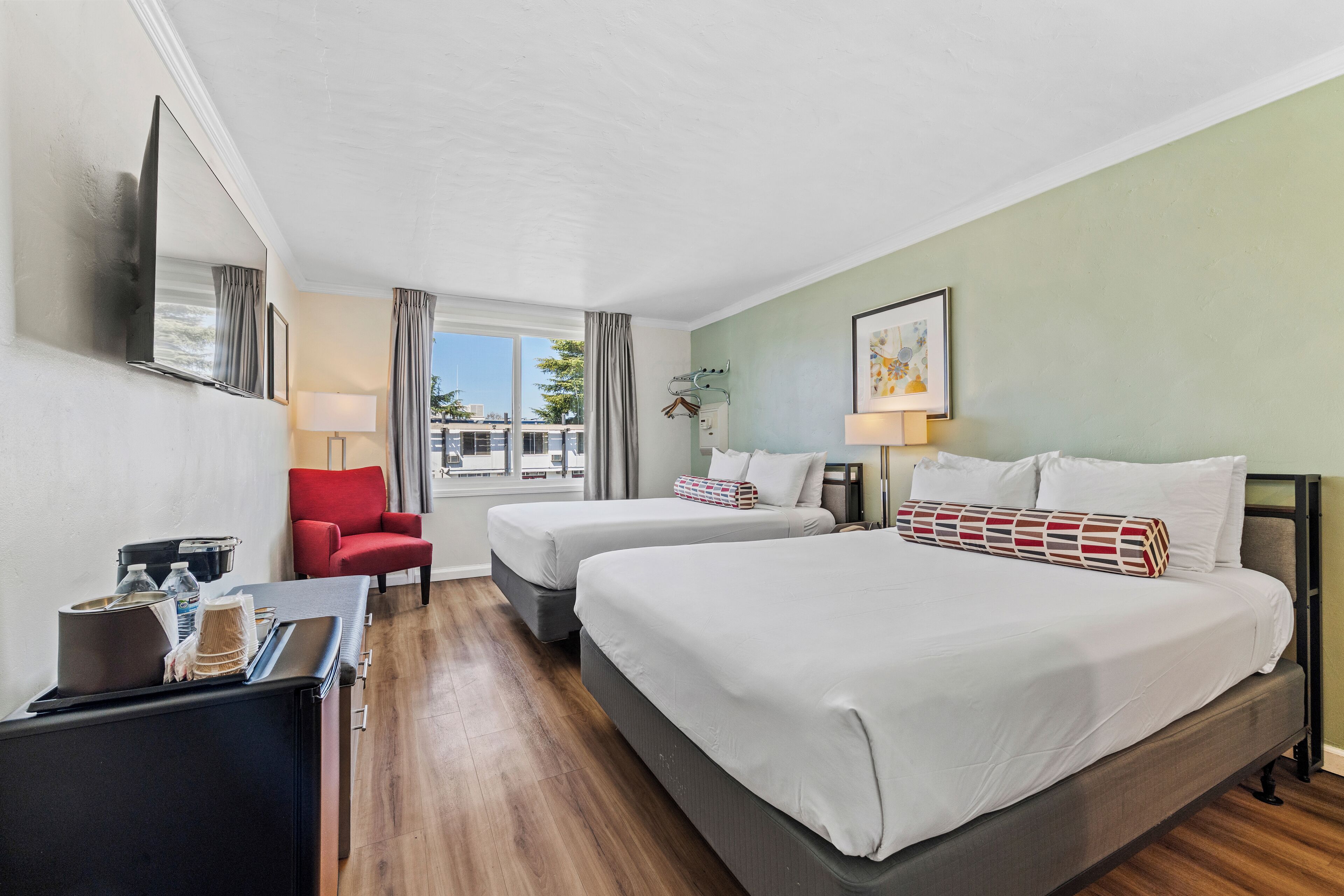 أغطية فراش متميزة وألحفة محشوة بالريش ومكتب ومكواة/لوح كي