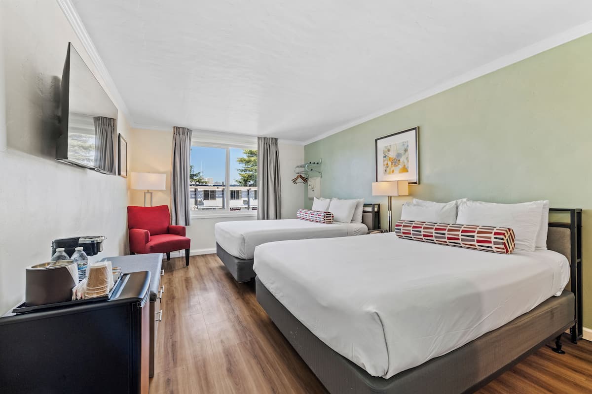 Habitación superior, 2 camas Queen size | Ropa de cama de alta calidad, edredón y escritorio