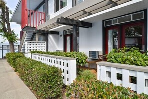 أغطية فراش متميزة وألحفة محشوة بالريش ومكتب ومكواة/لوح كي