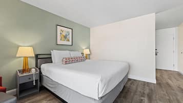 Standard Room, 1 King Bed, Balcony, Courtyard View | Balcony