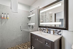 Shower, free toiletries, hair dryer, towels - Marina Village Inn (Alameda)