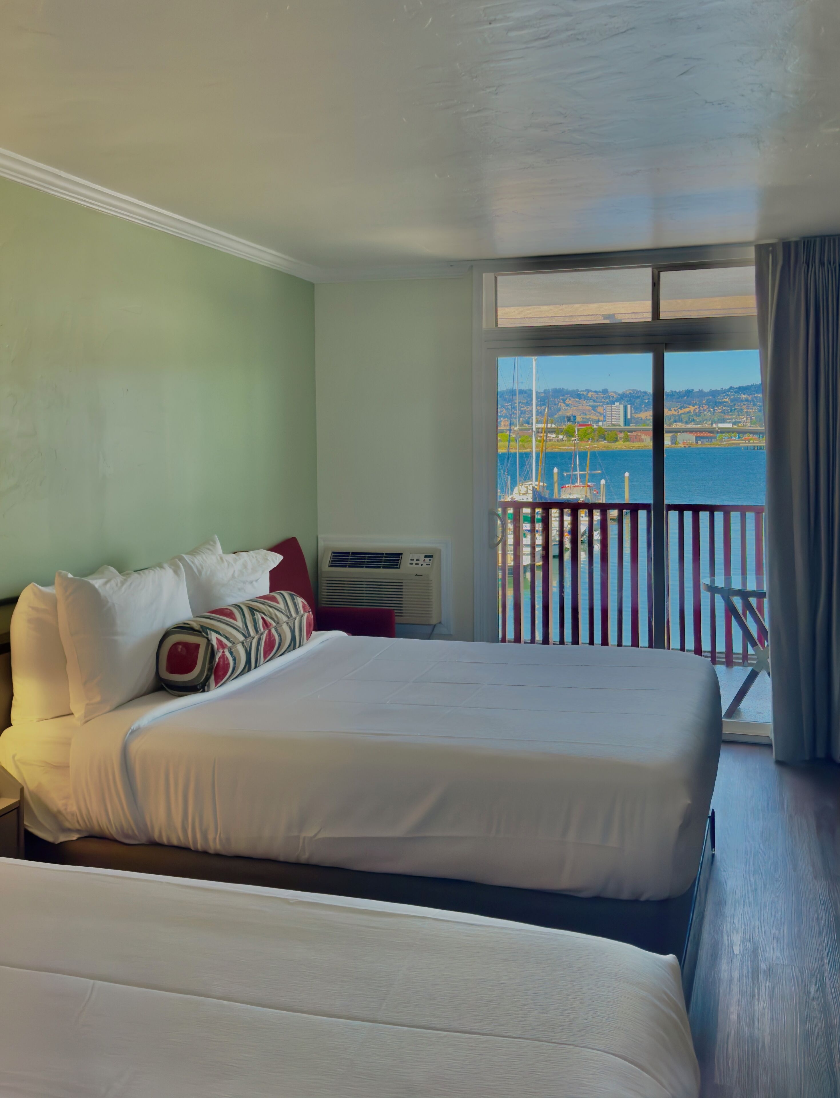 高级房, 2 张大床, 海滨景观 | 高档床上用品、羽绒被、办公桌、熨斗/熨板